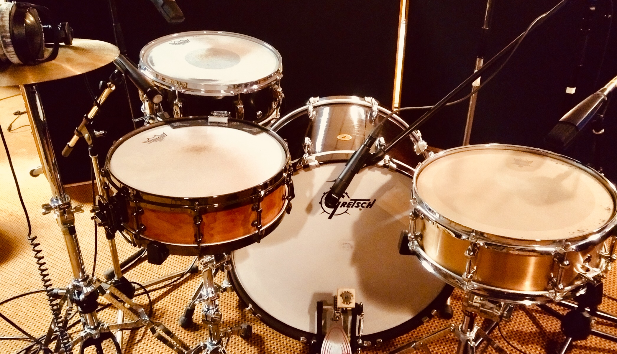 AUTOMAT Recording Set Up 2019 @Candybomber Studios using a Gretsch USA Custom Bassdrum, a Beier 5.5"x14" Steel Snaredrum, a Tempest 5"x14" BellBrass Snare Drum, and a 101 Diamond Snare in 4.5"x14"... plus Istanbul Mehmet Nostalgia HiHats in 14"